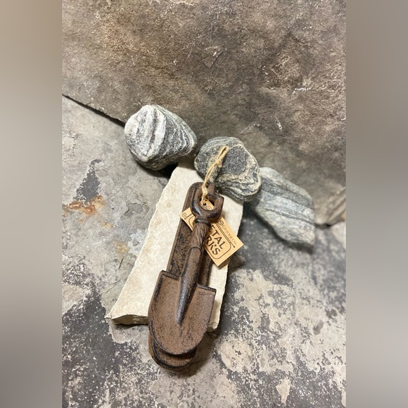 Cast Iron Shovel Door Knocker & Pull Handle - Picture 4 of 12